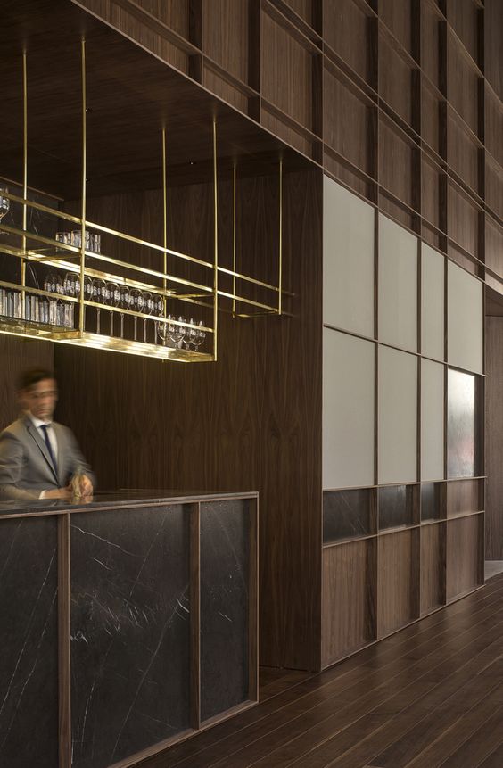 restaurant-hotel-lounge-lobby-luxury-luxueuz-hout-wood-gold-goud-detail